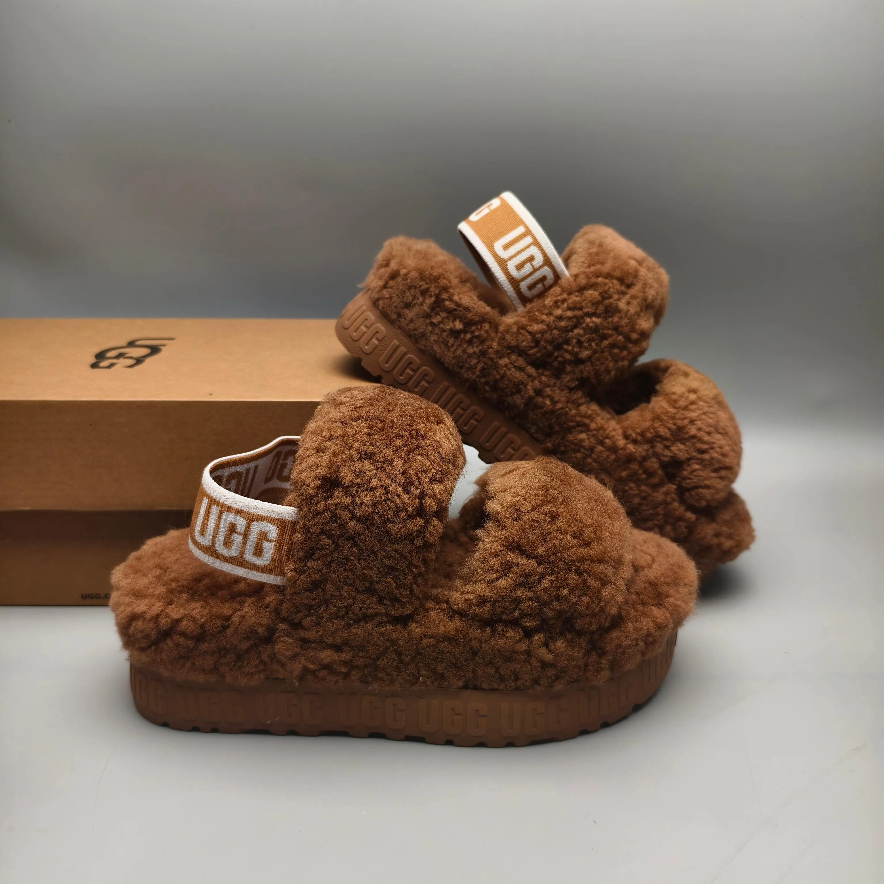 💰440 UGG sheepskin all-in-one snow boots 0876 new autumn and winter style Zhou Dongyu's same style furry slippers Product name: Ovlafita, Longfeng Teddy fur muffin bottom slippers, new at the counter simultaneously It is an upgraded version of the classic oh yeah sandals, the corrugated sheepskin material is used to make it more fashionable and cool, the heel strap is the highlight of the entire design, the muffin bottom visually increases, good news for small sisters, large quantities in stock Code number: 35-41 Color: white, gray, black, pink, army green, maroon